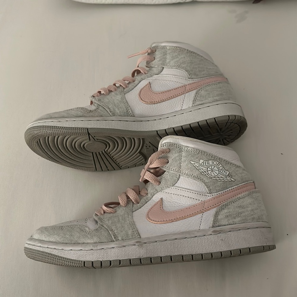 Womens Air Jordan 1 MID SE "Heather Grey / Pink"